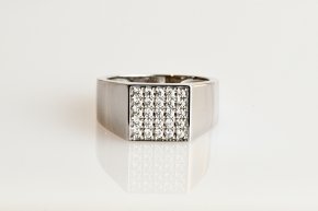 Anello chevalière quadrato bianco